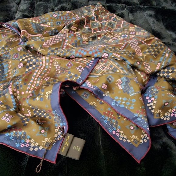 AUTHENTIC Louis Vuitton Square 90 💯 silk authentic nwot scarf - Picture 1 of 4